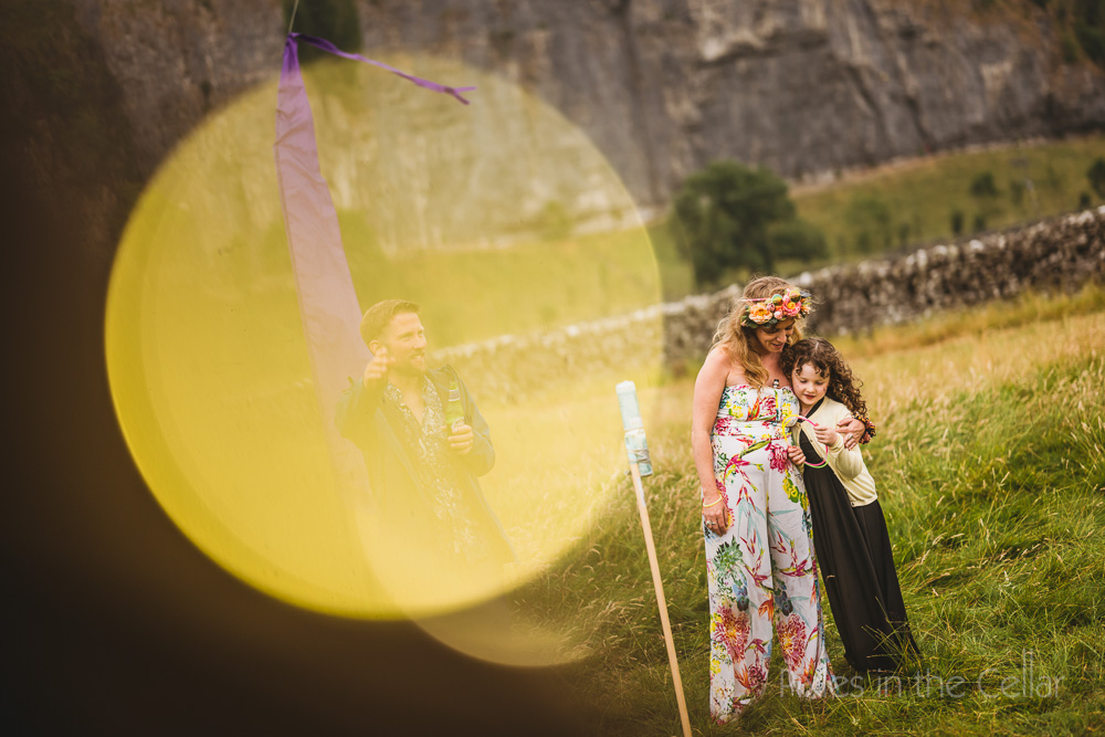 outdoor wedding games beer cans frisbee